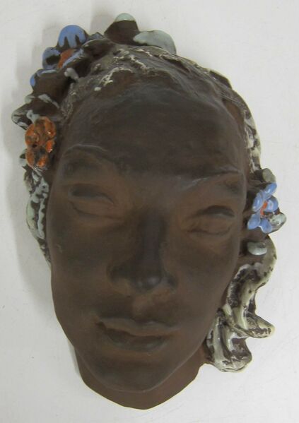 Datei:6395 Maske mit Blumenkranz im Haar seitlich.jpg