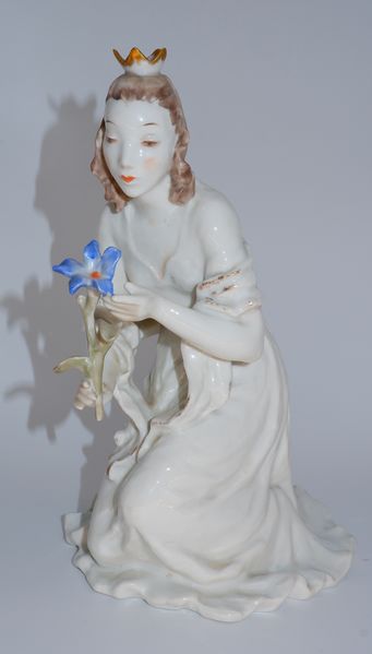 Datei:1912 blaue Blume kniend LFG.jpg